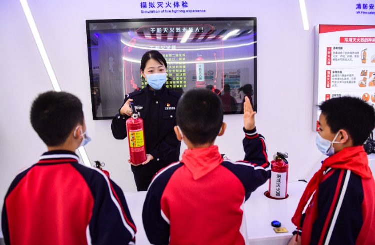 民警在教授學生消防知識